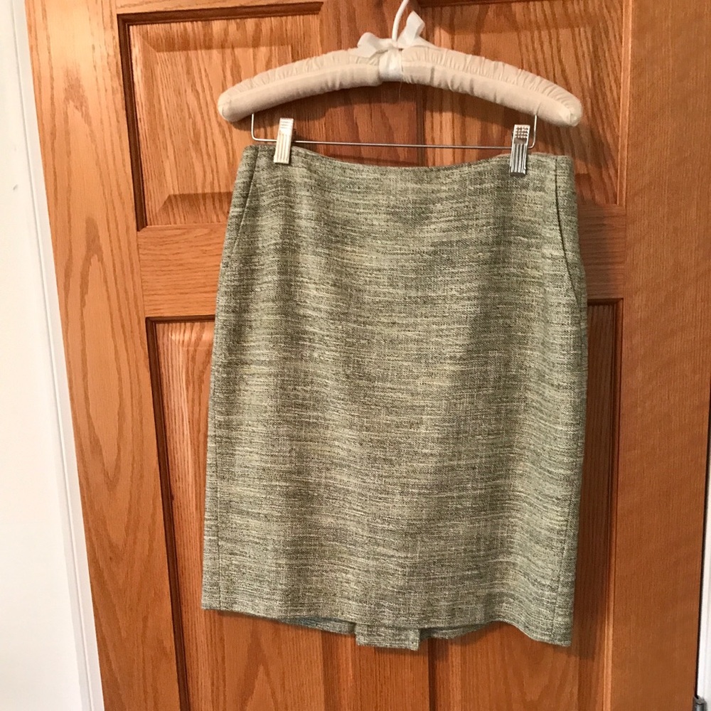 Ann Taylor fine Italian fabric skirt. With side pockets.